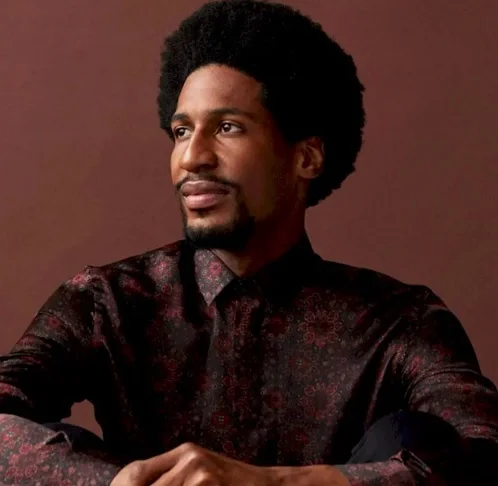 O músico Jon Batiste anunciou o lançamento de seu nono álbum, “BIG MONEY”, previsto para 22 de agosto.