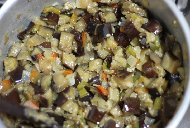 Berinjela- 25 Kcal (100g)-Além de fornecer fibras, é fonte de vitaminas A, B1, B2, B5 e C, além de minerais. Pode ser assada ou grelhada; cozida para uma caponata de aperitivo;e ainda combina com queijo.