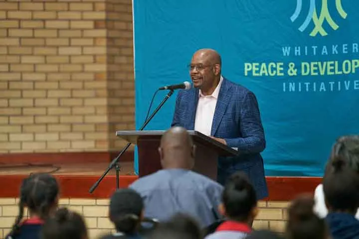 Em “Bird”, ele interpretou o saxofonista e compositor de jazz Charlie Parker. O filme é uma cinebiografia do importante músico do século 20. O papel rendeu a Forest Whitaker o prêmio de Melhor Ator no Festival de Cannes. 
