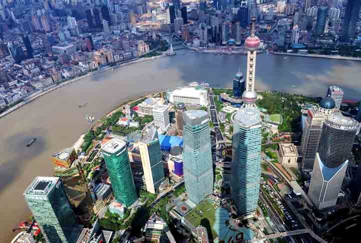 A maior causa da poluição do Yangtzé foi a rápida industrialização, crescimento de algas devido à eutrofização (poluição causada por despejo de resíduos domésticos e industriais),  o que causou efeitos negativos, incluindo morte da vida aquática.