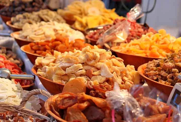 Uma dica é, ao escolher frutas secas, optar por opções sem adição de açúcares ou conservantes, priorizando aquelas que mantêm sua forma original, sem aditivos prejudiciais à saúde.