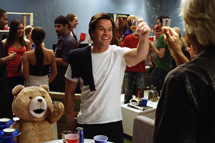 Na década de 2010, Wahlberg passou a estrelar e produzir filmes voltados para o grande público, com foco em ação e comédia. Surgiram então sucessos como “Ted” (2012) - na foto -, “Pai em Dose Dupla” (2015) e “Troco em Dobro” (2020), entre outros.