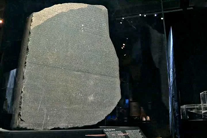 A Pedra de Roseta tornou-se um ícone cultural, frequentemente associada à ideia de “chave de tradução” ou “solução para mistérios complexos”. 
