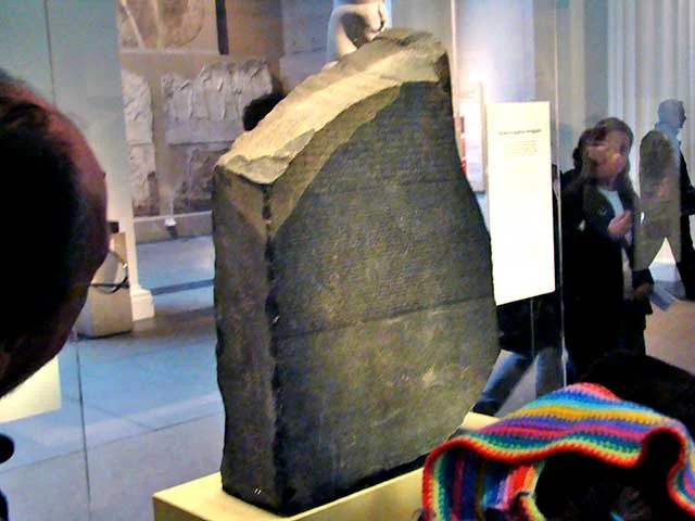 Em 1801, os britânicos tomaram a Pedra de Roseta e enviaram o estimado objeto para Londres após derrotarem as tropas de Napoleão no Egito. 
