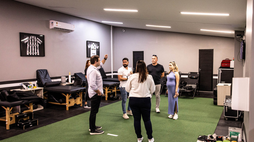 Representantes da seleção americana de futebol feminino durante visita no CT de Porangabuçu