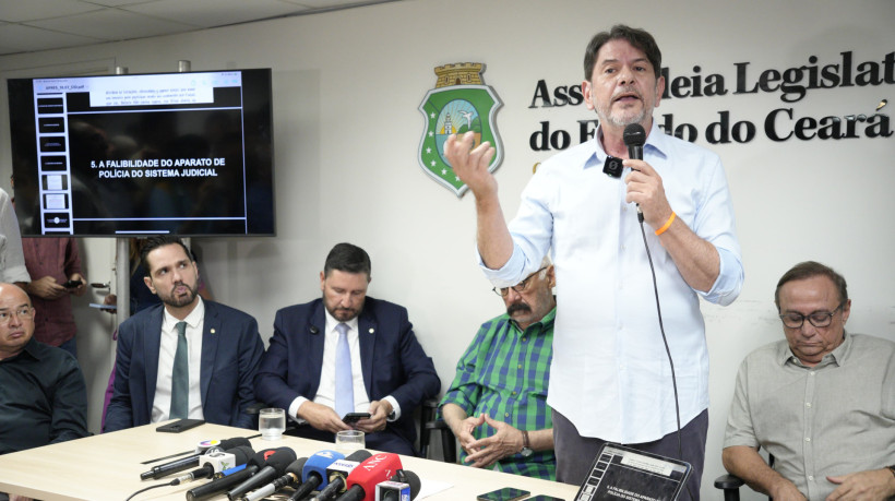 Senador Cid Gomes sai em defesa do deputado Júnior Mano, alvo de investigação da PF sobre suposto esquema de desvio parlamentares
