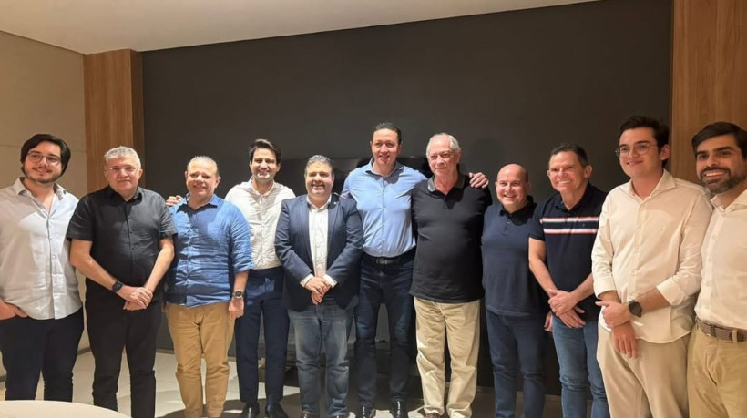 Jantar de Ciro Gomes (PDT) com o prefeito de Juazeiro do Norte, Glêdson Bezerra (Podemos) e deputados da oposição
