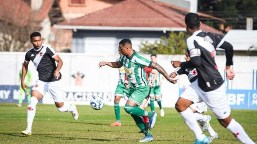 Artilheiro Bruno Lopes anota o gol único em Flores da Cunha (RS), em jogo válido pela 18ª e penúltima rodada; times dependem apenas de si