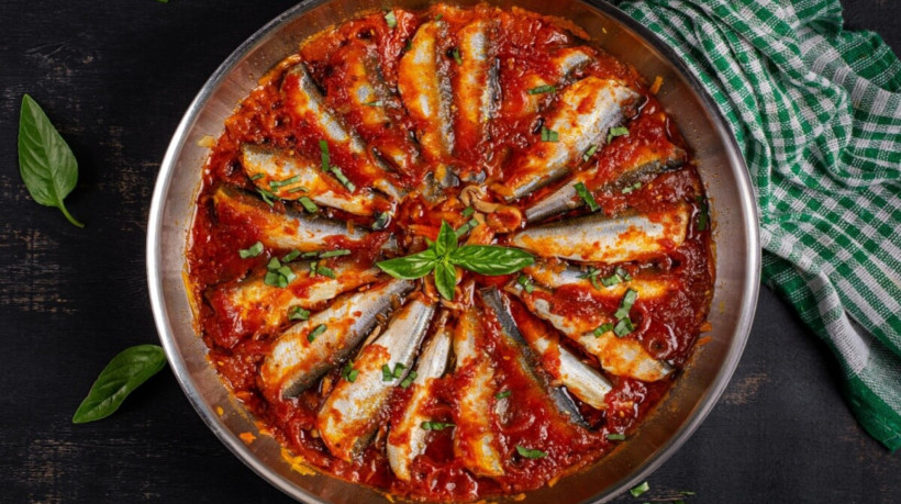 Sardinhas frescas ao molho de tomate com ervas (Imagem: Timolina | Shutterstock)
