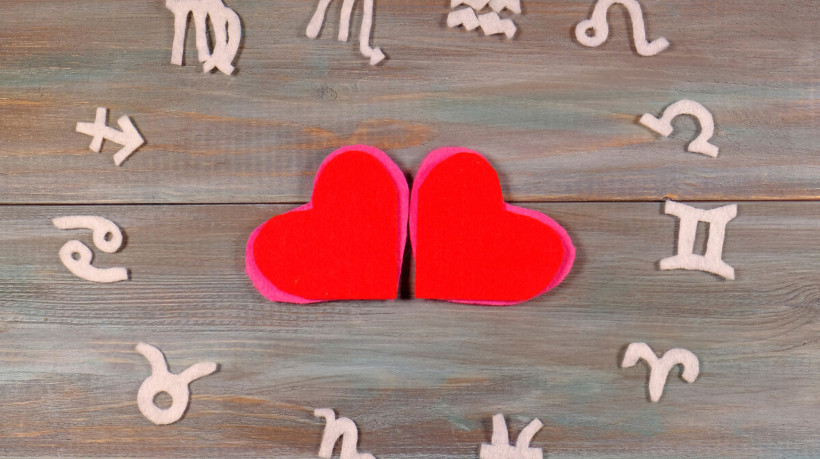 A astrologia ajuda a compreender as características de cada signo no amor (Imagem: Alexey Savchuk | Shutterstock)