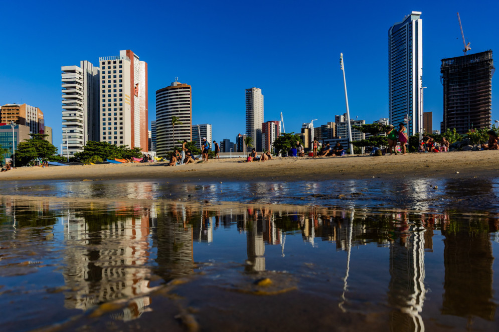 O prédio do Seara Praia Hotel começou a ser demolido para dar lugar a um novo arranha céu(Foto: FCO FONTENELE)