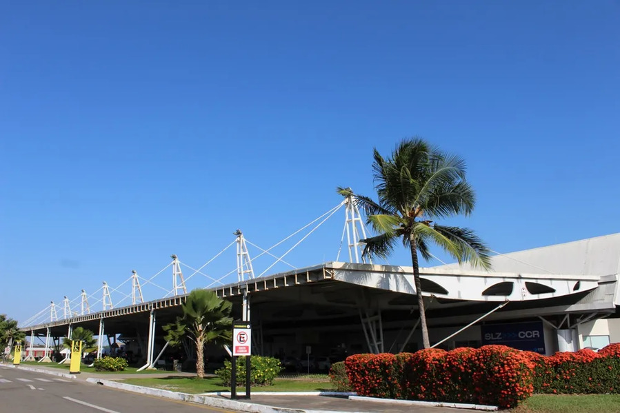 De acordo com o processo, a autora da ação foi impedida de embarcar na aeronave sob o argumento de que sua bagagem de mão excedia as medidas permitidas.