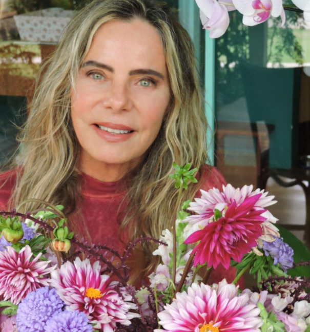 Além de sua carreira como atriz, Bruna Lombardi é uma autora respeitada. Ela publicou diversos livros de poesia e prosa, sendo reconhecida por seu estilo lírico e introspectivo.