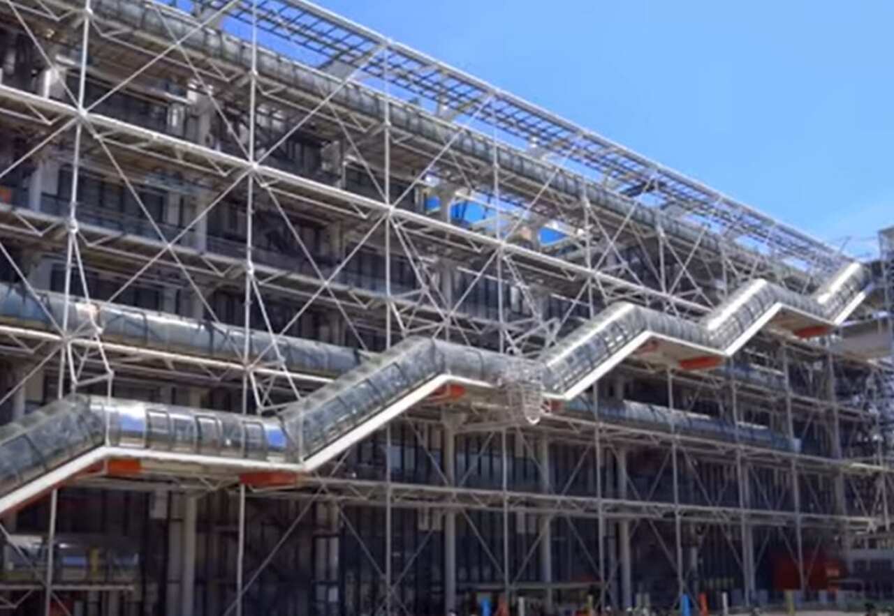 Centre Pompidou - Inaugurado em 1977, o Centre Pompidou, com sua arquitetura moderna e colorida, é um centro de arte contemporânea que abriga uma vasta coleção de arte moderna, uma biblioteca pública e espaços de performance.