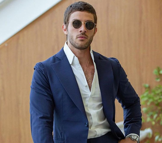 Chay Suede -  O ator capixaba, nascido em 30/6/1992, se chama Roobertchay Domingues da Rocha Filho. Ele abreviou o nome Roobertchay (inventado por seu avô). E acrescentou o sobrenome Suede, inspirado pelo filme Johnny Suede (1991), estrelado por Brad Pitt.