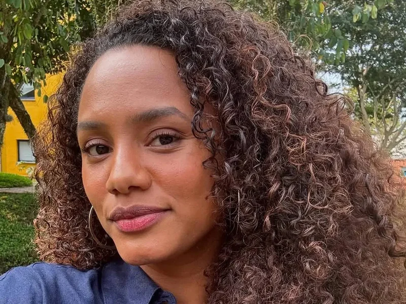 A atriz, então, alegou que sua imagem foi usada para promover produtos da marca, o que caracteriza uso comercial indevido.