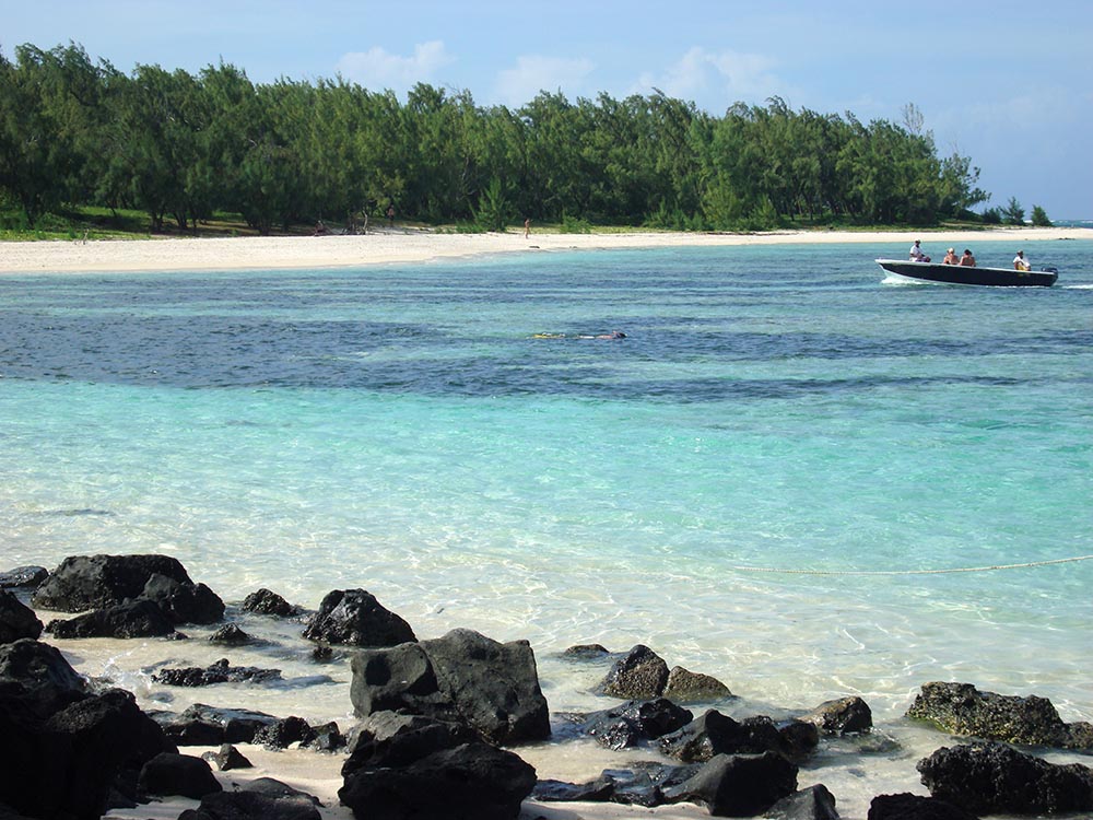 Île aux Cerfs (Maurício): Com areia branca e um mar sem ondas, essa praia paradisíaca no Oceano Índico é perfeita para famílias e relaxamento.