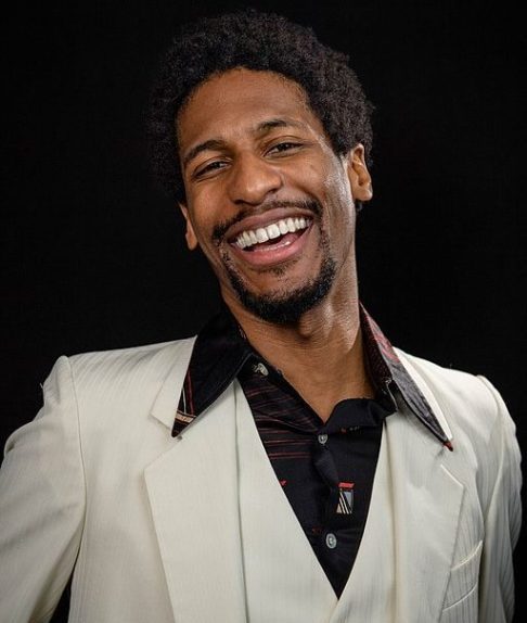 Aos oito anos, Jon Batiste já tocava percussão e bateria na banda da família. Aos 11, por sugestão de sua mãe, ele começou a estudar piano e música clássica.