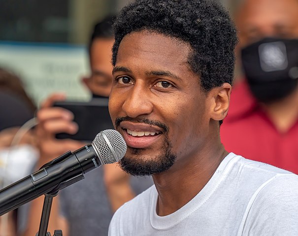 O artista também é um defensor da educação musical, tendo criado o Instituto de Música Jon Batiste em sua cidade natal, Nova Orleans, com o objetivo de ajudar jovens talentos a desenvolverem suas habilidades musicais.