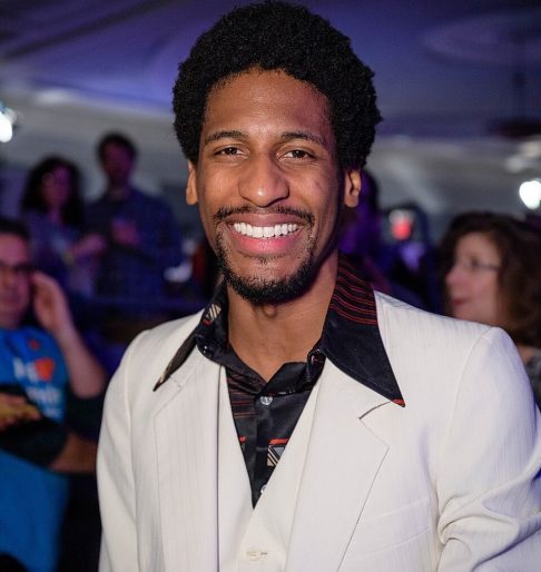 Na ocasião, a fala enfureceu os fãs da cantora brasileira, que foram às redes sociais do cantor para atacá-lo. Quem é esse cara? É famoso?, ironizou um seguidor. 