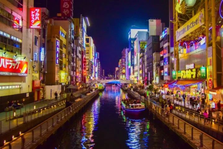Osaka também é famosa por seus pontos turísticos conhecidos, como o Castelo de Osaka, o aquário Kaiyukan e o movimentado distrito de Dotonbori, com suas luzes neon e letreiros icônicos.