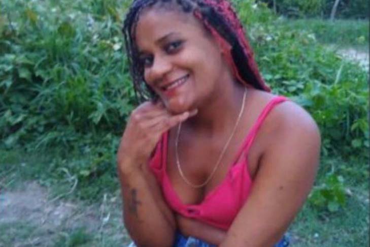 Em 25/05/2021, a cabeleireira Márcia Soares, 26 anos, morreu ao levar choque em celular ligado na tomada em Lagoa do Carro (PE). 