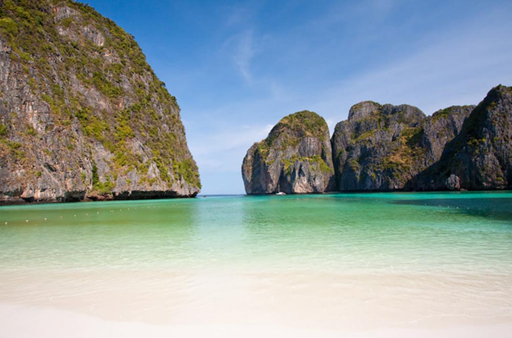 Maya Bay (Tailândia): Cercada por falésias e protegida por uma enseada, essa praia tem um mar calmo e raso, ideal para nadar sem preocupações.