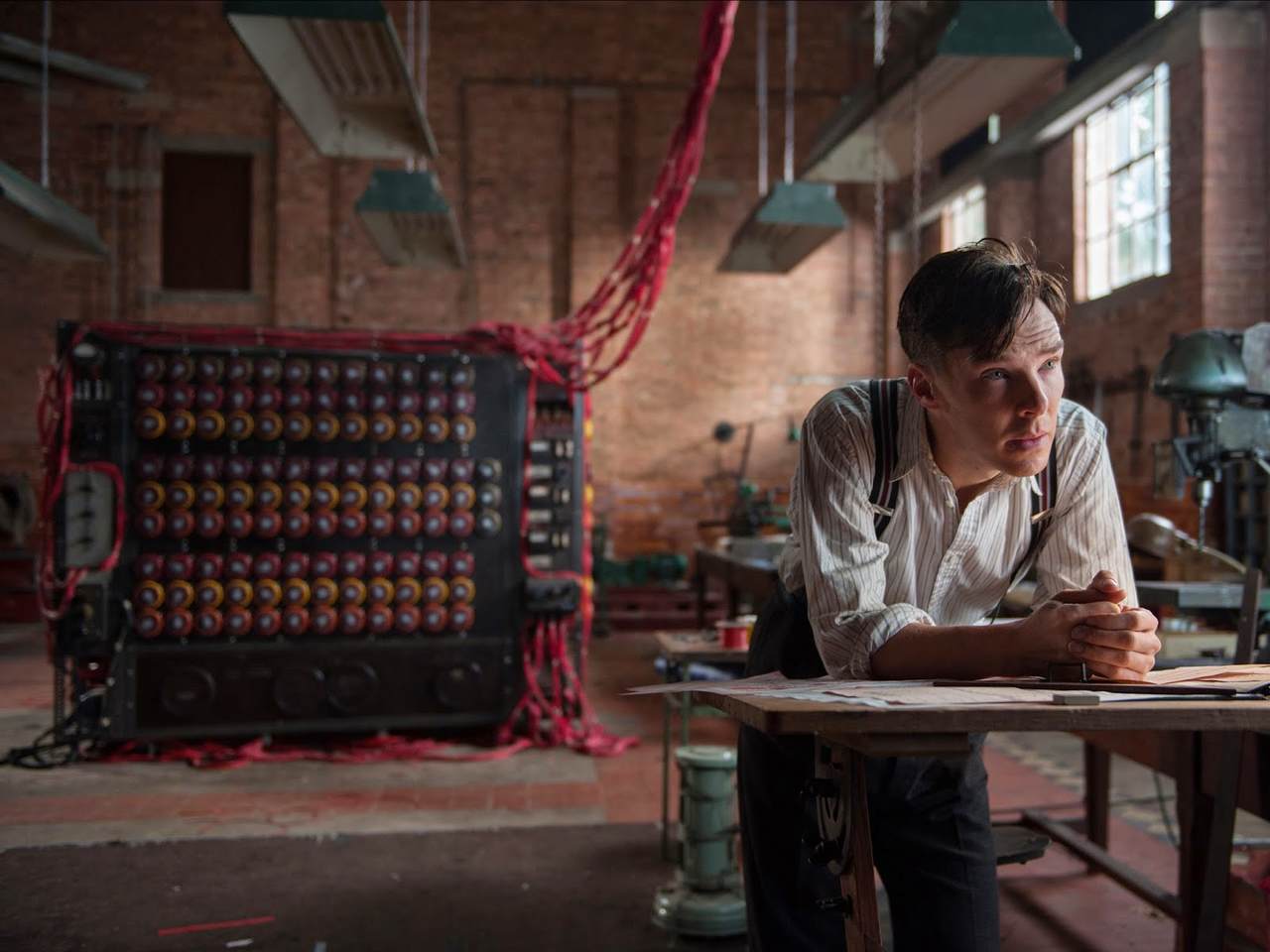 O filme explora os desafios de cientistas que tentam decifrar o famoso código usado pelos alemães para enviar mensagens aos submarinos, o chamado Enigma. O matemático Alan Turing se empenha para criar uma máquina que permite aos ingleses saber os próximos passos dos nazistas. 