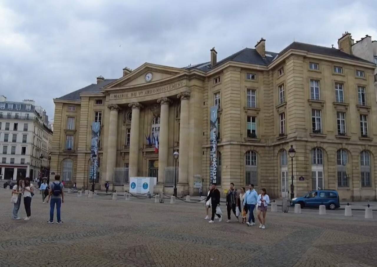 Panthéon - Originalmente construído como uma igreja em 1758, o Panthéon é agora um mausoléu que homenageia os grandes heróis da França, incluindo Voltaire, Rousseau e Victor Hugo. É um exemplo da arquitetura neoclássica.