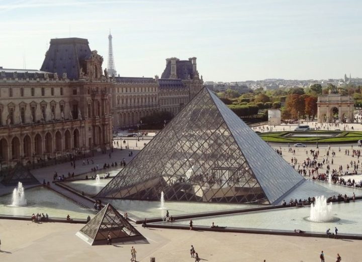 Museu do Louvre - Antigo palácio real, o Louvre foi transformado em museu em 1793. Ele abriga mais de 35.000 obras de arte, incluindo a famosa Mona Lisa e a Vênus de Milo. É o maior museu de arte do mundo.