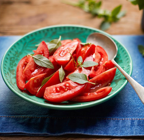 Tomate- 18 Kcal (100g) - Excelente fonte de vitaminas C, A, B e K e minerais. Consuma cru em saladas, cozido em molhos, fatiados em sanduíches ou em bruschettas. Experimente rechear tomates com quinoa ou couscous e levá-los ao forno.