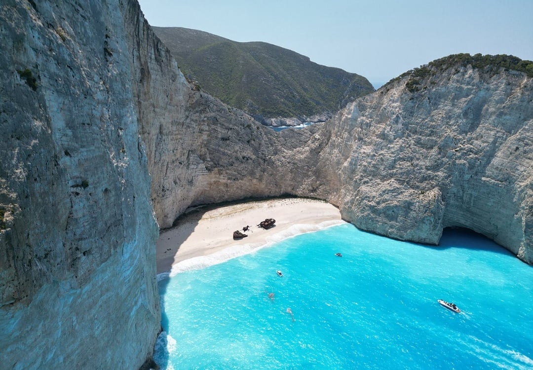 Navagio Beach (Grécia): Conhecida como Praia do Naufrágio, fica na ilha de Zakynthos e tem águas cristalinas e calmas, sendo um refúgio paradisíaco.