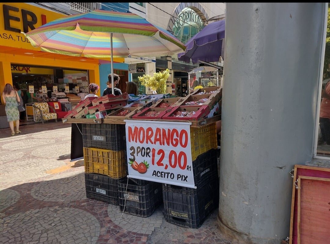 E curiosamente, o Pix ficou tão popular que até camelôs, barraqueiros, vendedores de balas em ônibus , anunciam que aceitam pagamento por Pix.