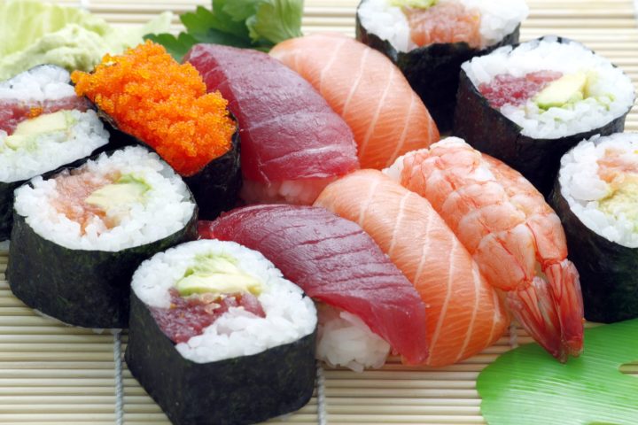 Sushi e sashimi estão entre os quitutes mais populares da culinária asiática. São feitos com atum rabilho, peixe que ficou ou na iminência de ser extinto em 2010. 