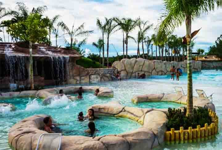 Muitas pessoas gostam de  passear por lugares com piscinas ou cachoeiras para um banho relaxante. E existem lugares onde a atração é a água quente. Seja ao ar livre , junto à natureza, ou em resorts e hotéis que oferecem piscinas aquecidas, veja algumas opções bem cotadas. 