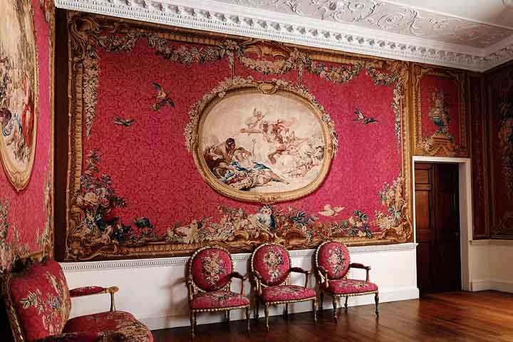 A tapeçaria é uma arte milenar presente em diversas culturas ao redor do mundo. Os tapetes variam em estilo, material e técnica de fabricação, refletindo a história e as tradições de cada povo. 