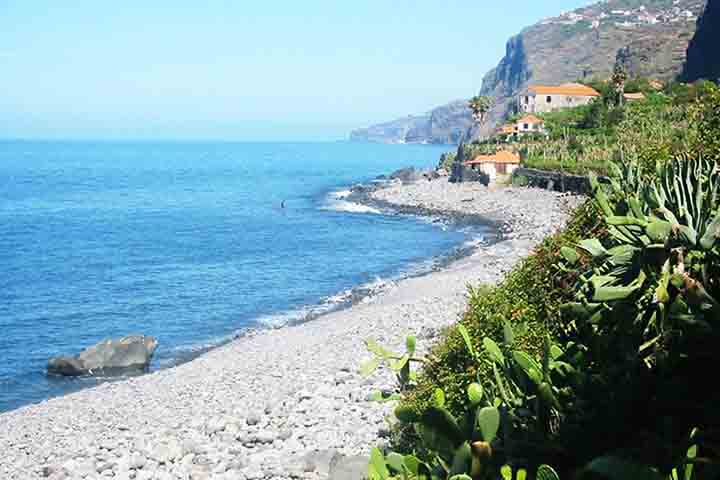 Localizada no Oceano Atlântico, a cerca de 1.000 km de Lisboa, a Madeira é um paraíso de origem vulcânica, com montanhas imponentes, vales profundos, falésias dramáticas e águas cristalinas. 