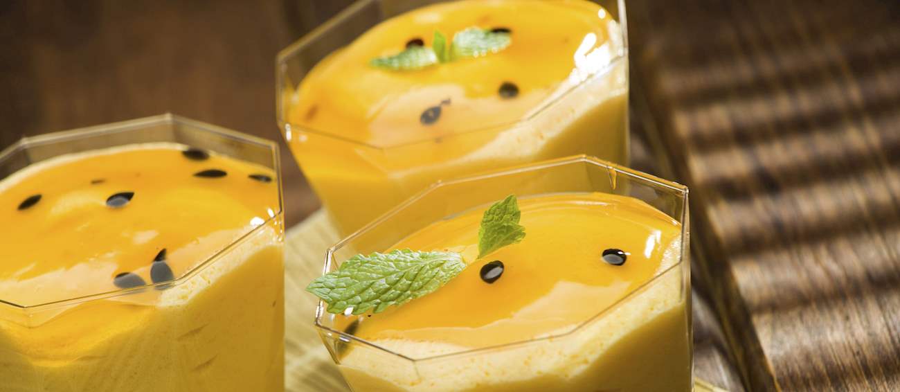 Mousse de maracujá- uma sobremesa cremosa e aerada feita com suco de maracujá, leite condensado e creme de leite, combinando frescor e leveza