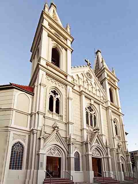No centro, a Igreja Matriz de São Pedro Apóstolo se impõe com sua arquitetura imponente e interior decorado. É um dos principais templos religiosos do Espírito Santo e ponto de encontro dos fiéis.