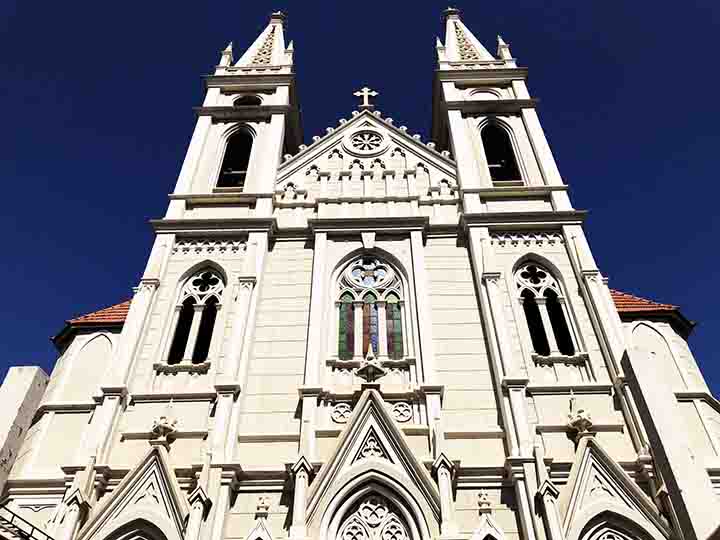 Suas missas e celebrações movimentam a comunidade e evidenciam a religiosidade presente no cotidiano dos cachoeirenses.