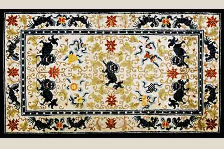 Alguns tapetes são considerados verdadeiras obras de arte, especialmente os tapetes persas, os de seda chineses e os franceses da manufatura de Aubusson. Essas peças possuem desenhos elaborados, muitas vezes inspirados em mitologia, natureza e religião.