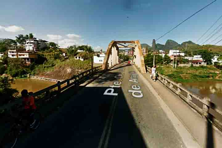 A Ponte do Arco, construída em 1928, é um verdadeiro cartão-postal da cidade. Com sua estrutura metálica em arco, atravessa o Rio Itapemirim e liga o centro à região da Ilha da Luz.
