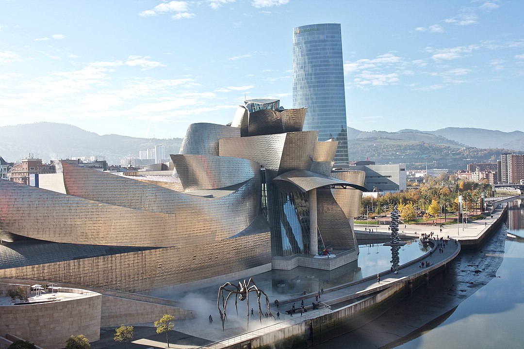 Museu Guggenheim - Espanha - A unidade do Guggenheim situada na cidade de Bilbao encanta os visitantes. Construído entre 1992 e 1997, o museu é coberto de superfícies de titânio curvadas em vários pontos, que lembram escamas de peixe. Visto do rio, o prédio parece ter forma de um barco.  