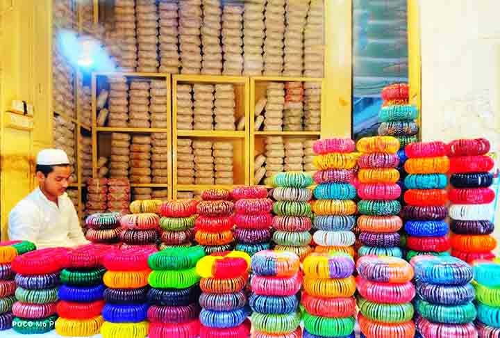 Firozabad, Índia: Apelidada de cidade do vidro, Firozabad é especialista na fabricação de pulseiras de vidro e itens para iluminação. A cidade combina métodos tradicionais com produção industrial. Seu vidro é amplamente exportado.
