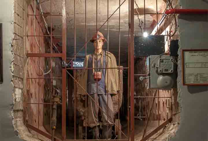 Bunker 42 (Moscou, Rússia): Esse bunker foi erguido próximo ao Kremlin com o propósito de servir como refúgio para Joseph Stalin e o governo da União Soviética em caso de um ataque nuclear.