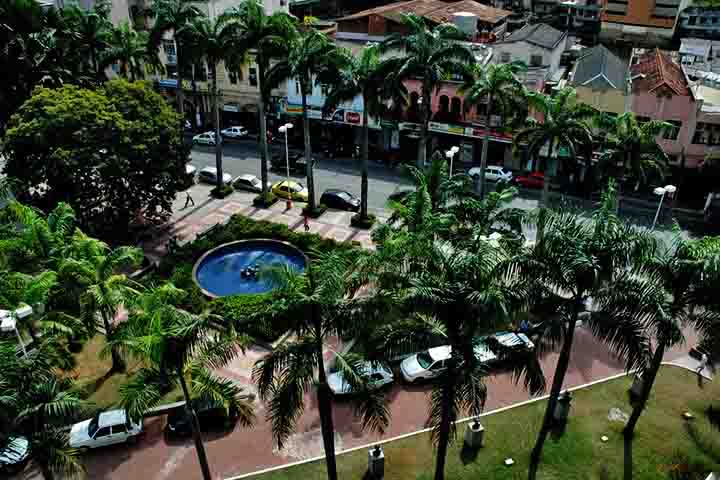 A Praça Jerônimo Monteiro, no coração de Cachoeiro, pulsa com a vida cotidiana. Cercada por lojas, bancos e cafés, é ponto de encontro e convivência.