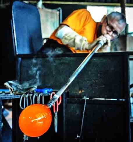 A produção de peças artísticas em vidro utiliza várias técnicas, sendo a mais antiga e icônica o sopro de vidro. Nesse processo, o artesão sopra ar em um tubo metálico para moldar o vidro derretido em formas diversas. É uma técnica que exige precisão e criatividade, permitindo a criação de vasos, esculturas e objetos decorativos.