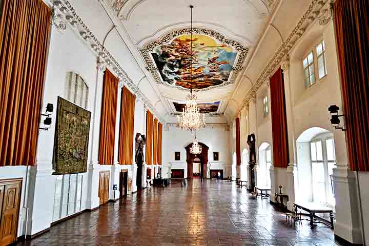 A visita percorre salões luxuosos, a Catedral de Salzburgo e proporciona vistas exclusivas da cidade. Com exposições ricas em detalhes, o DomQuartier é um passeio cultural fascinante para quem deseja conhecer mais sobre a vida aristocrática e a influência da igreja em Salzburgo.