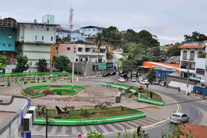 Fica próxima a instituições importantes e serve de respiro em meio ao agito do centro. Seu nome homenageia um dos grandes nomes da medicina e da política capixaba.