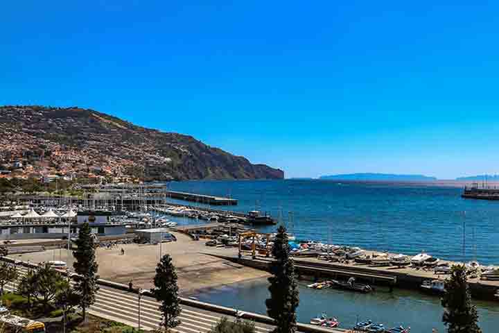 O Parque Santa Catarina, em Funchal, é um local perfeito para quem quer desfrutar de um ambiente tranquilo e apreciar vistas panorâmicas da cidade e do mar. 